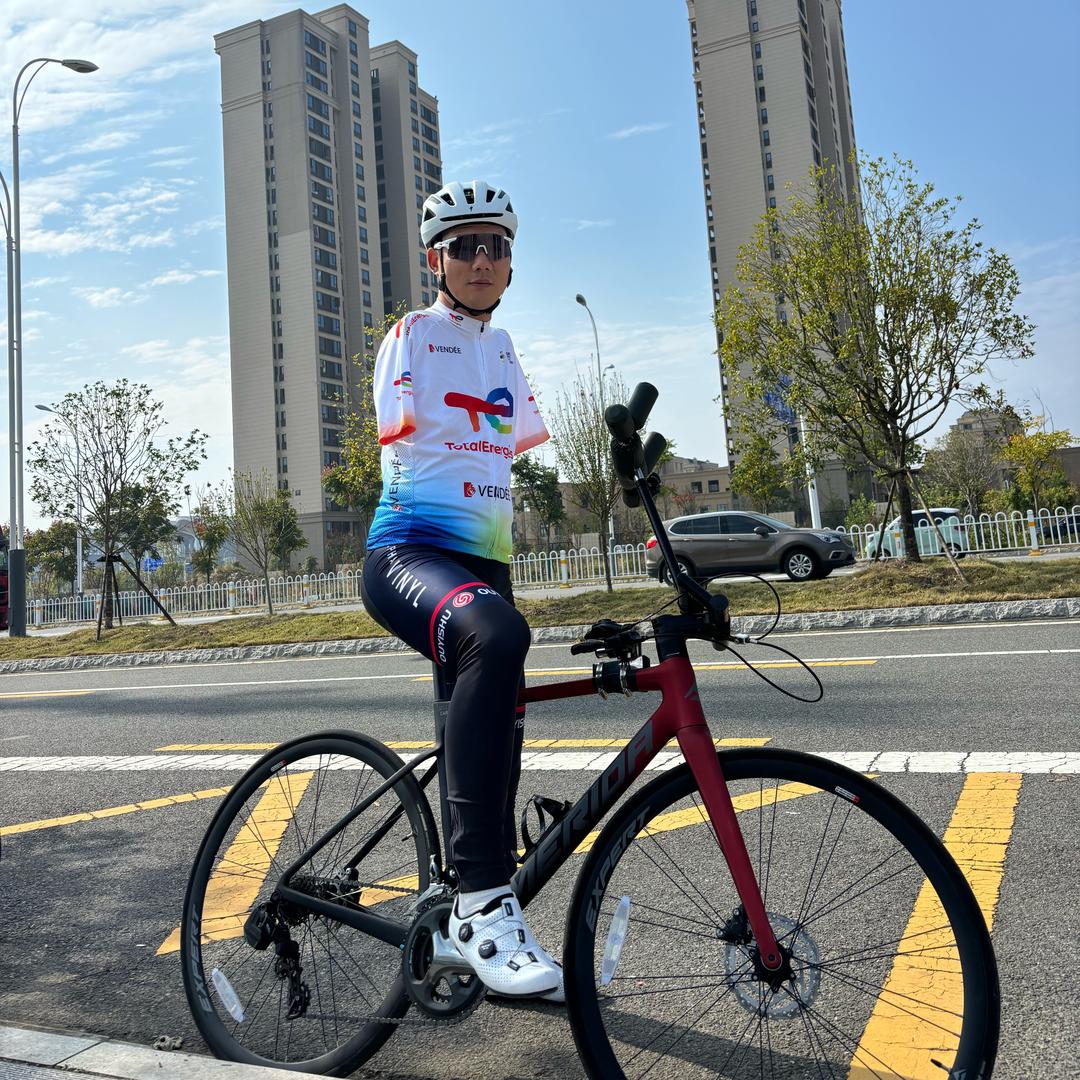 无臂铁人（邓祎）