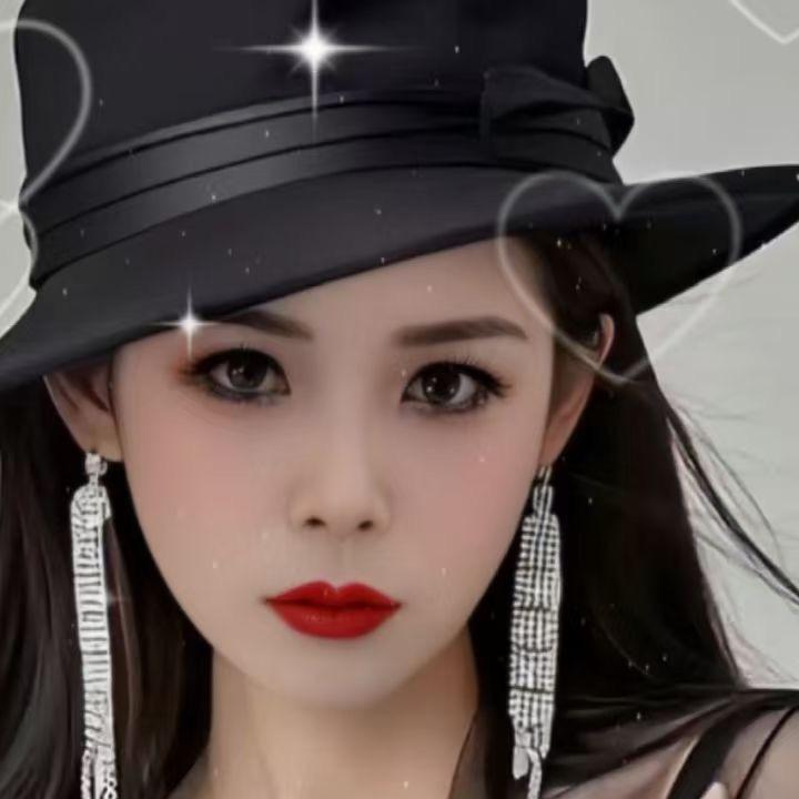 红叶秋雨，广场舞。