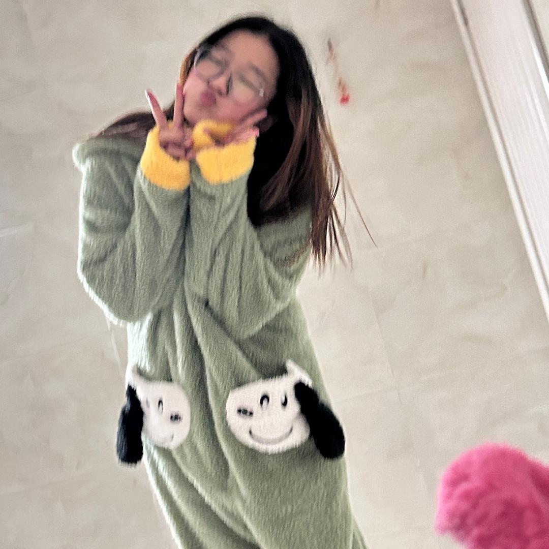 灰色。