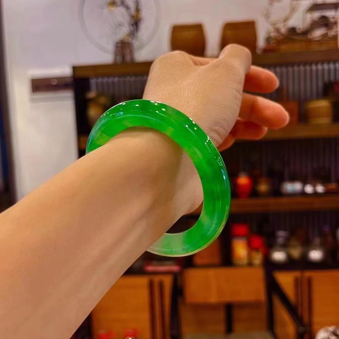 宝藏翡翠手镯