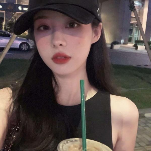 ゞ灬 草莓张张包🖤ゞ灬