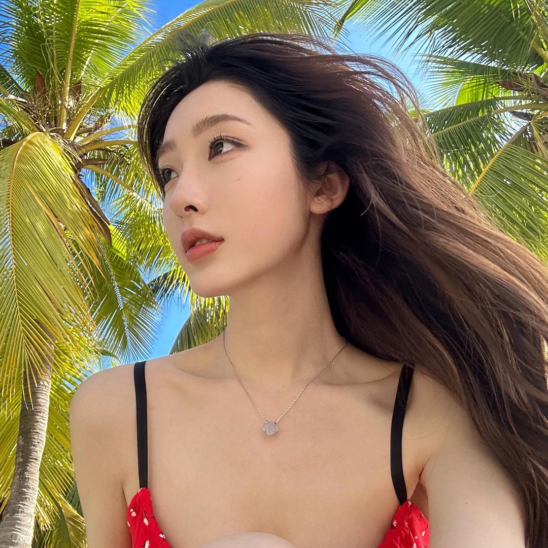 闻佳怡_