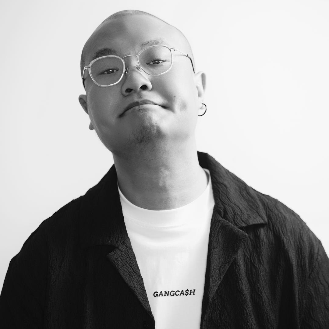 甄德六。