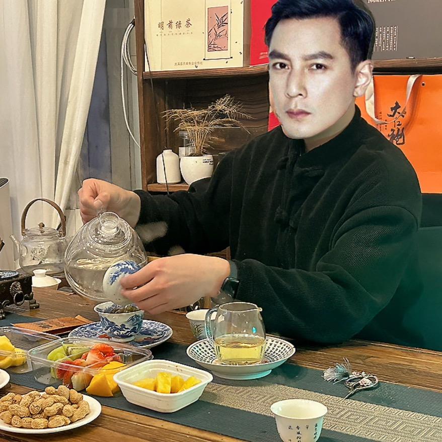 注意看这个男人叫小帅