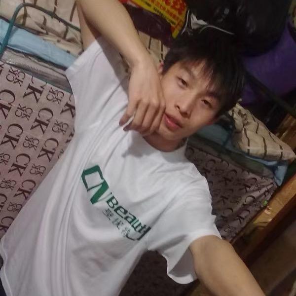 车灯下的打工人