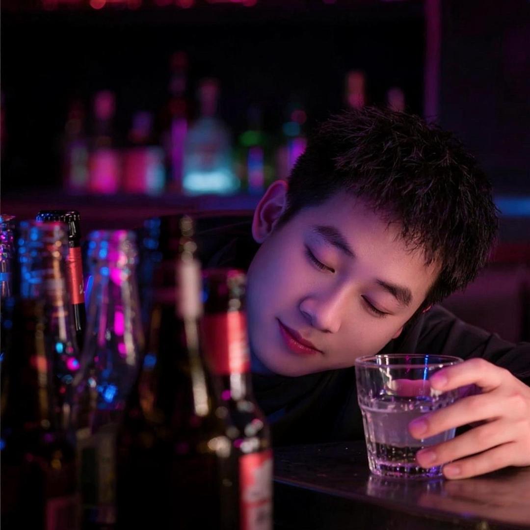 呆头呆脑…
