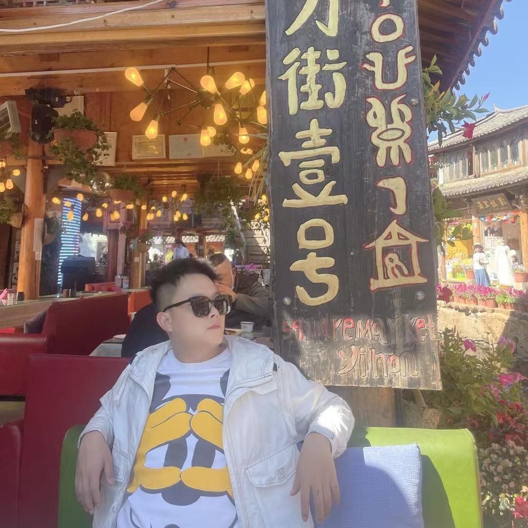一个相貌英俊而不乏正义的年轻人