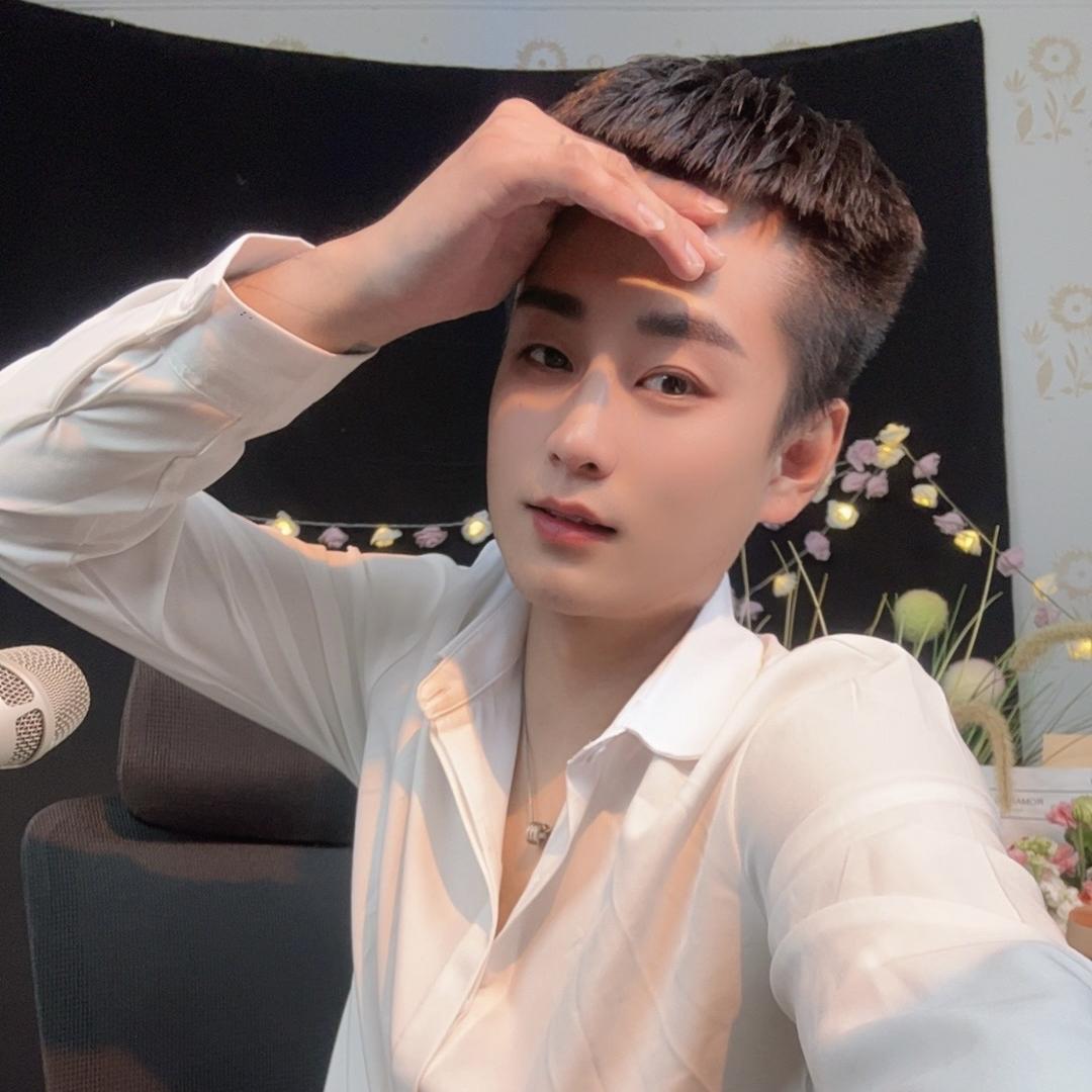 小龙轻奢衣帽