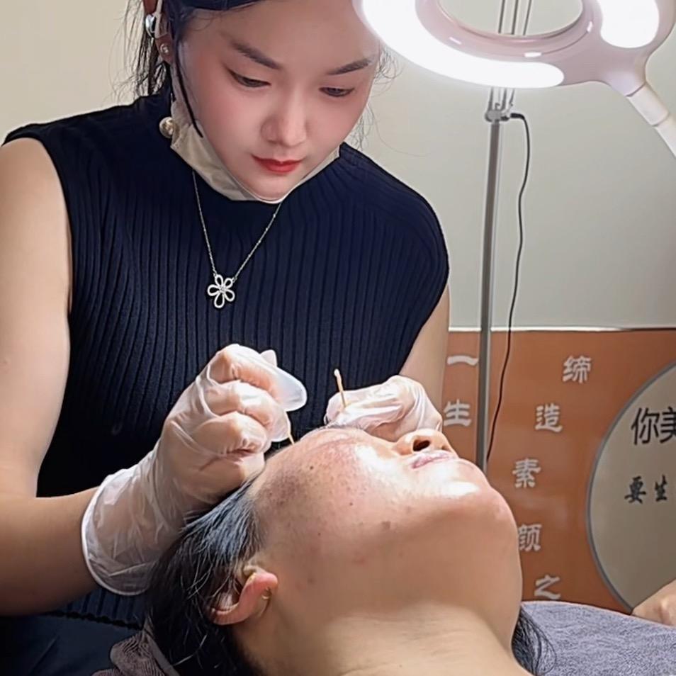 曼悦伶．巨美特问题性皮肤顾问一金丽