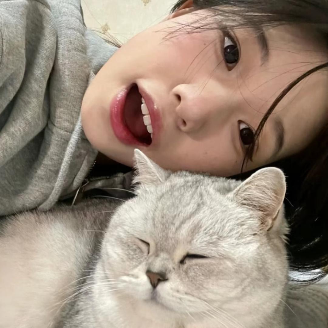 你脸红了唉
