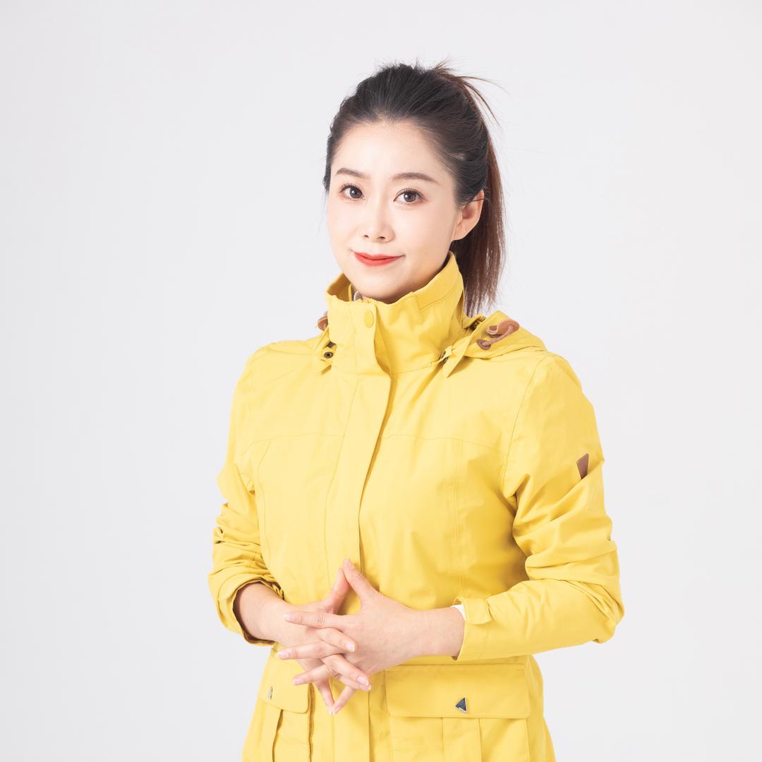 穿黄衣服采访的岩妍