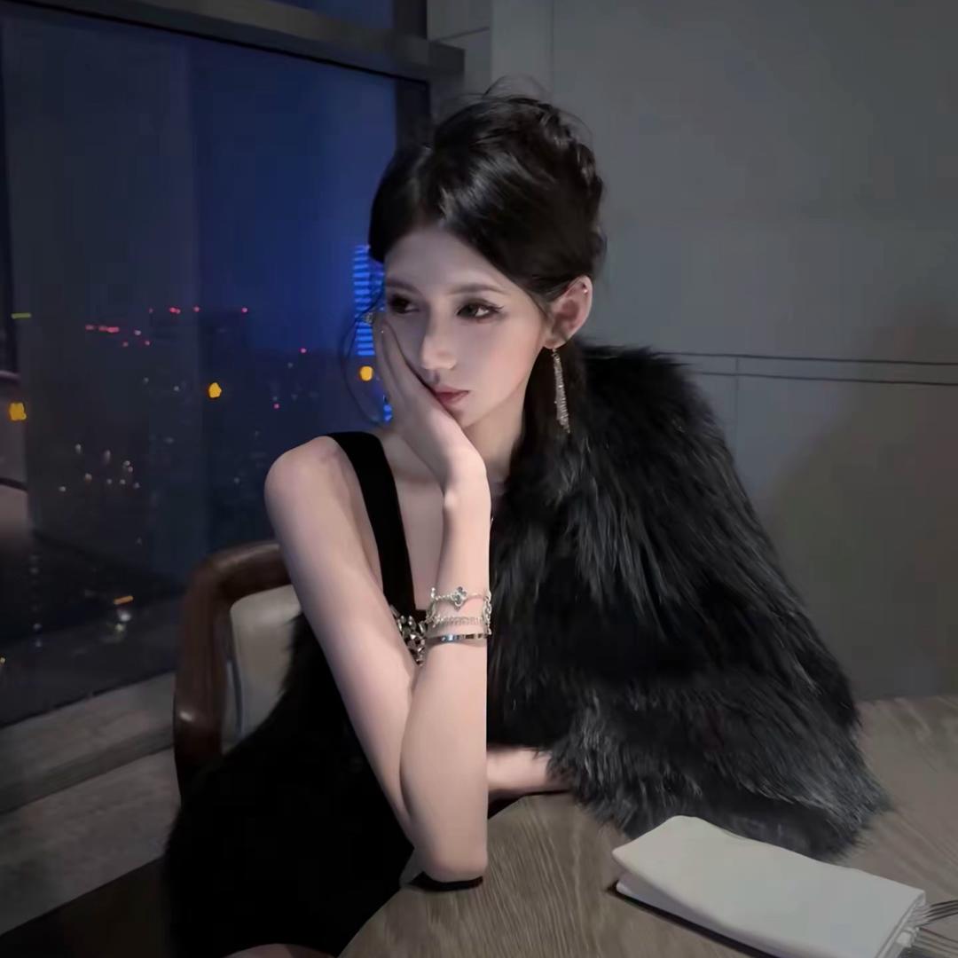 万梓筱.