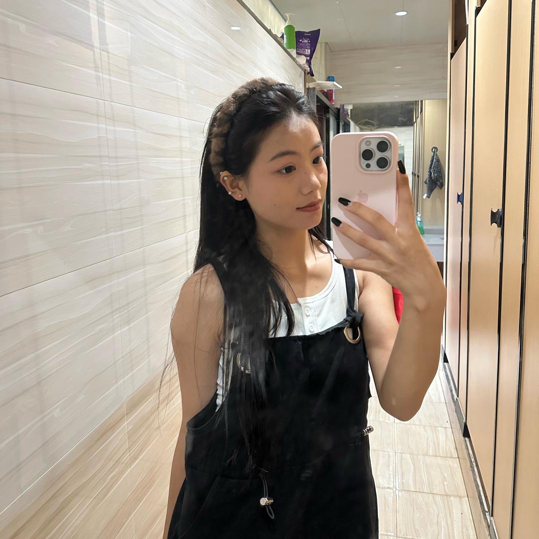 女的.