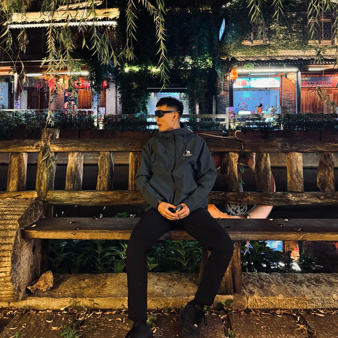 张金只会按快门