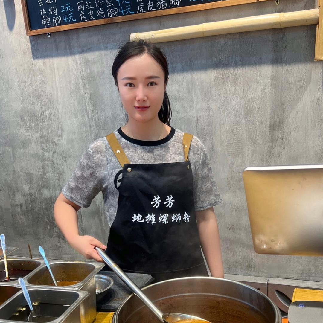 芳芳在长沙卖螺蛳粉