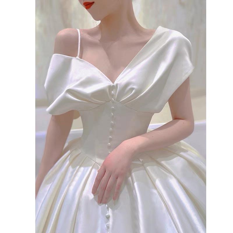 莉莉娅婚纱礼服店