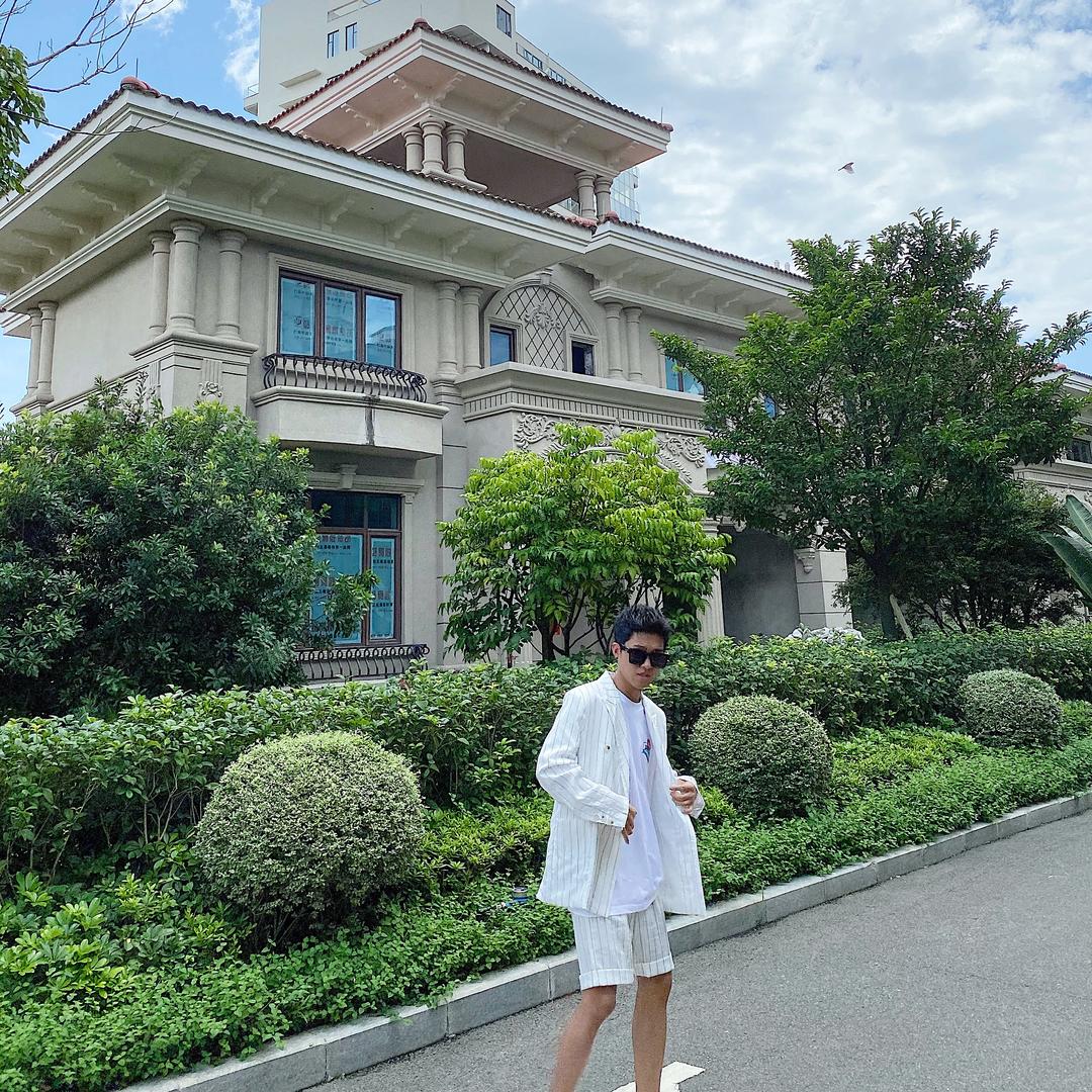 万源市一浩发型设计