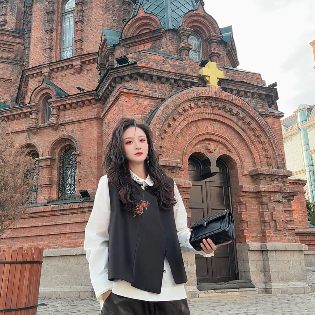 福晋亿彩国潮女装店