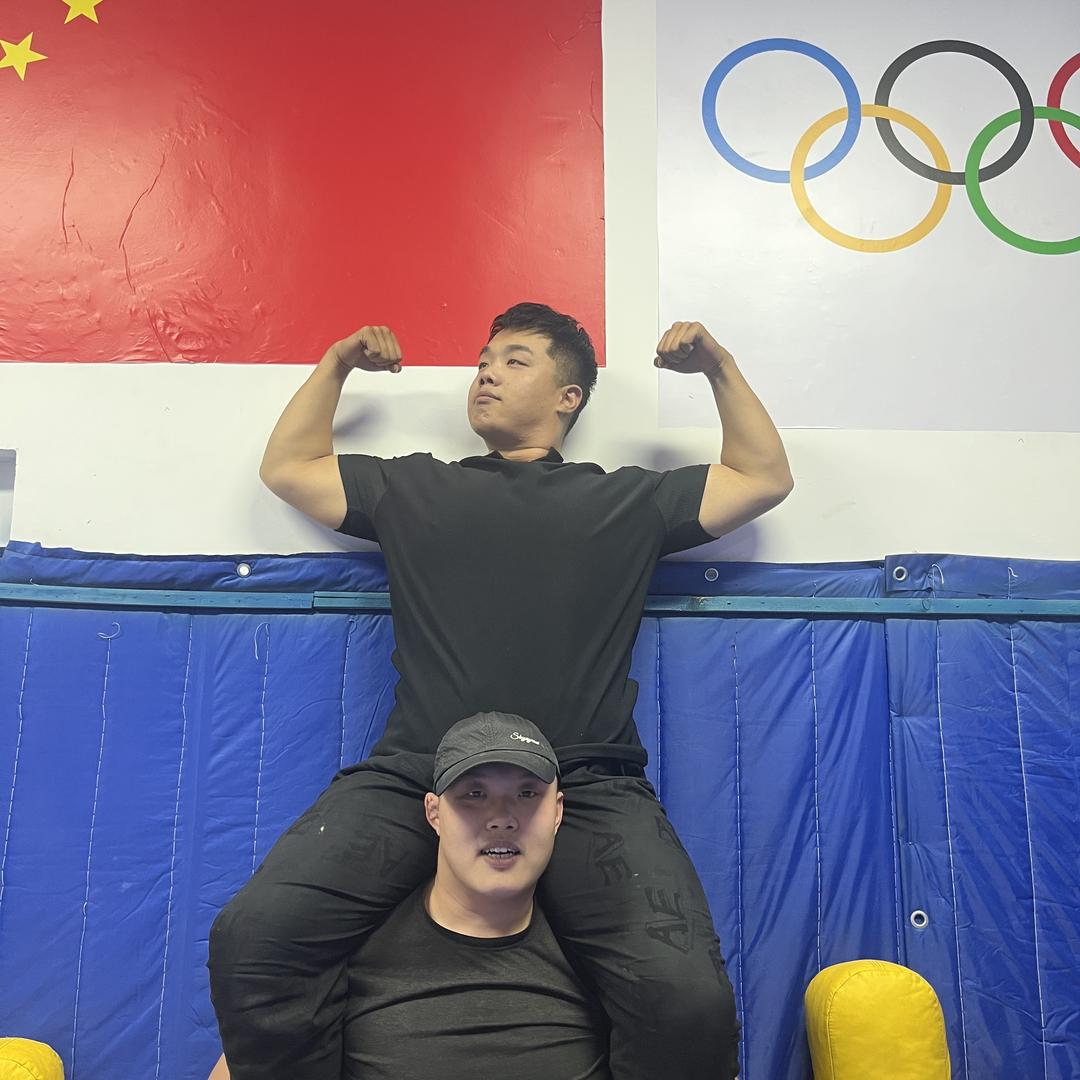 教摔跤的刘教练