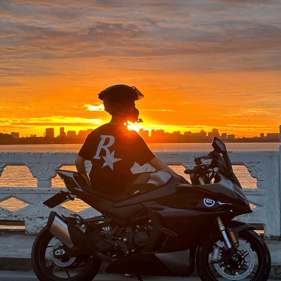 小旭不会压弯🏍️