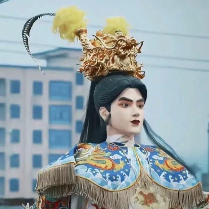 一屁股坐死你.