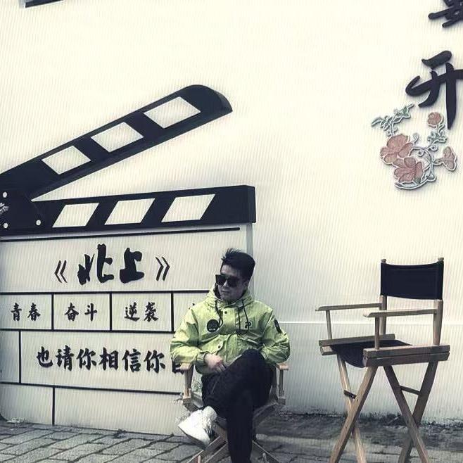 三  少