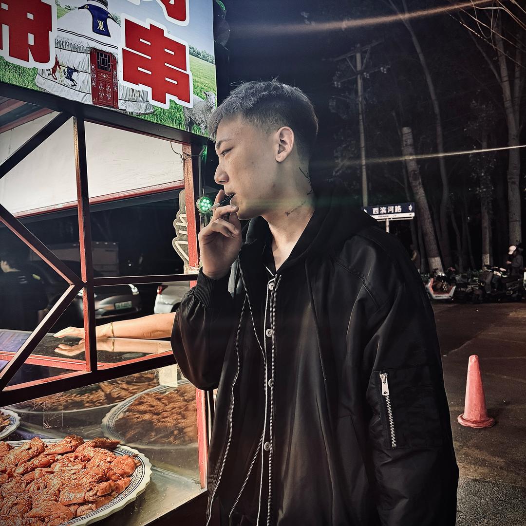 李 拜 天.