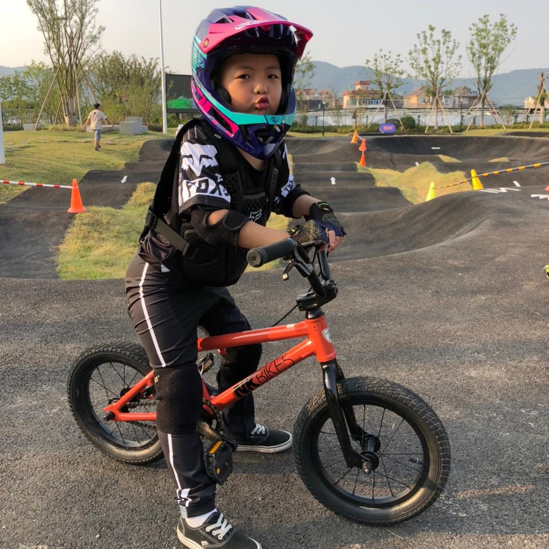 BMX小车手乐意