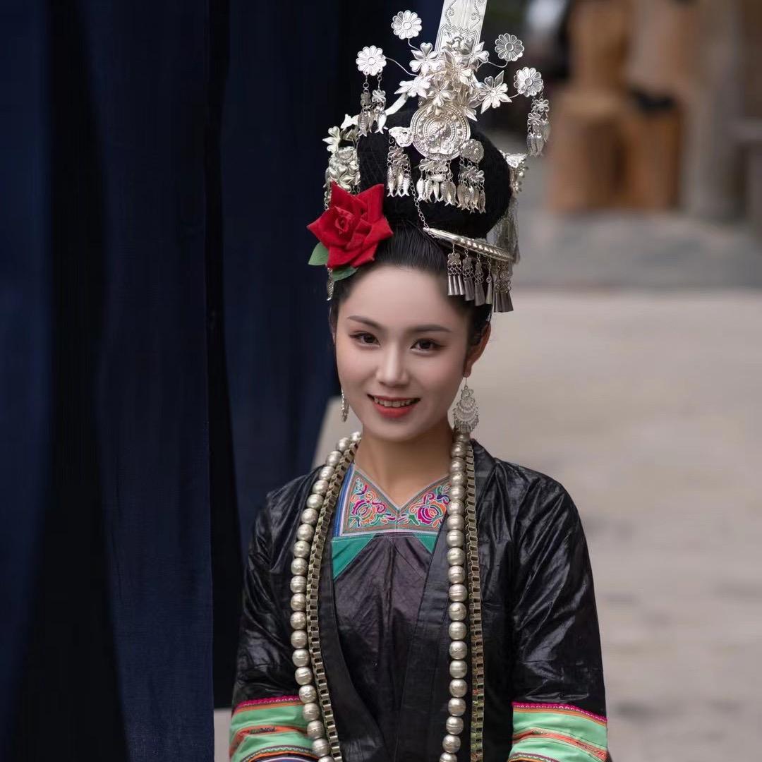 侗家莹宝留在农村
