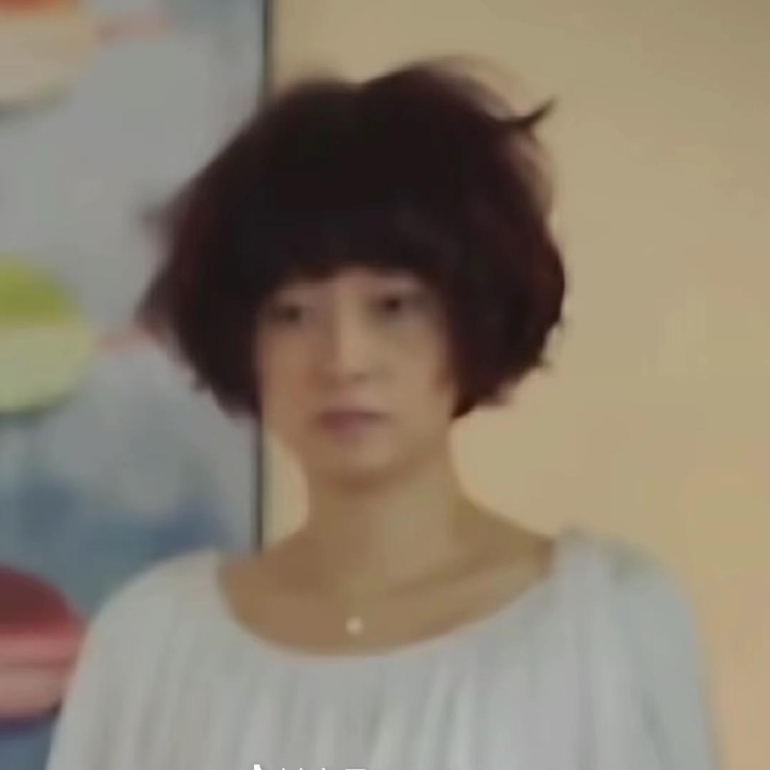 一朵风中摇曳的水仙花