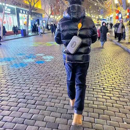 别人都喜欢海,而我不一样,因为我喜欢浪。