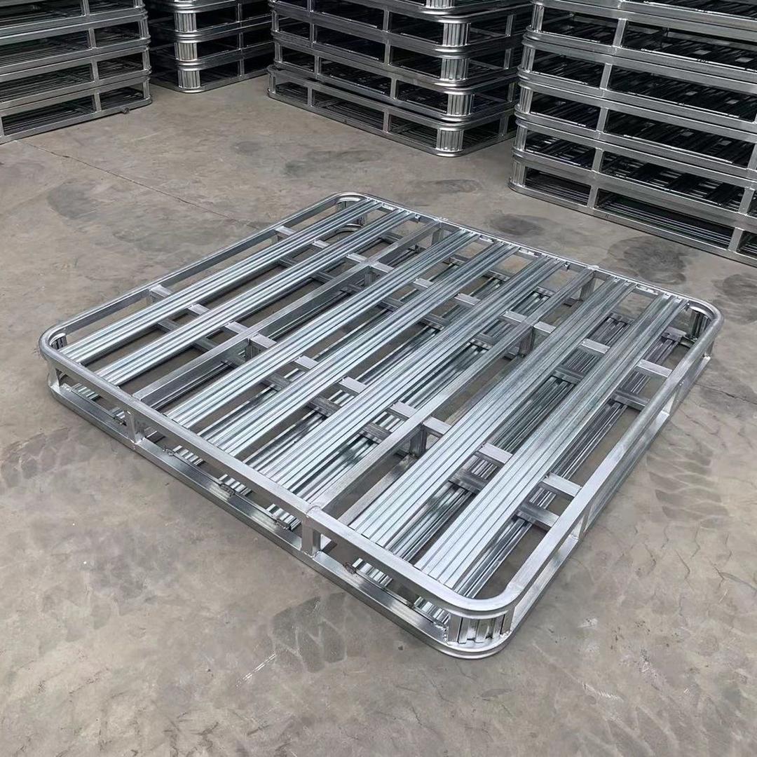 精神小伙儿卖托盘