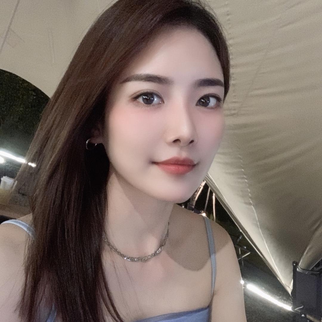 🌸💫 何小莹 🌸💫