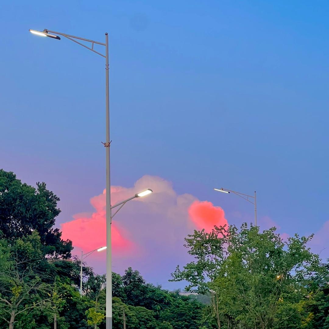 夕照孤自赏，云起添漠然