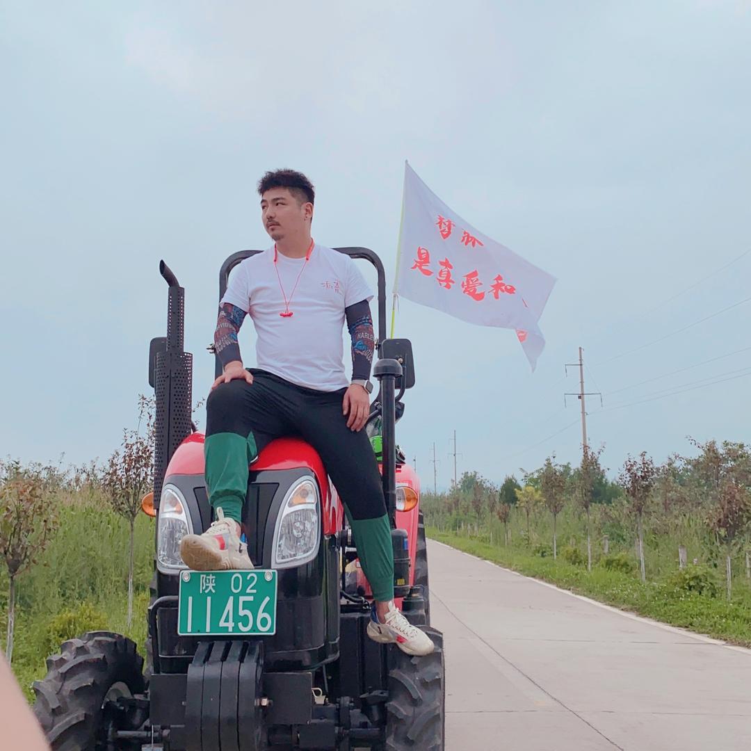 瑶娃开拖拉机