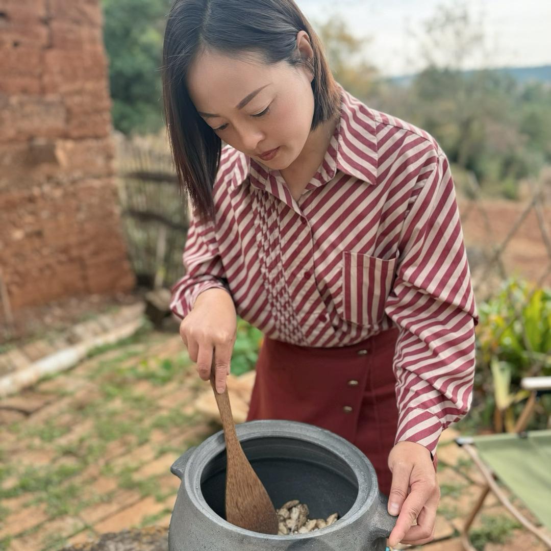 山中何小荷