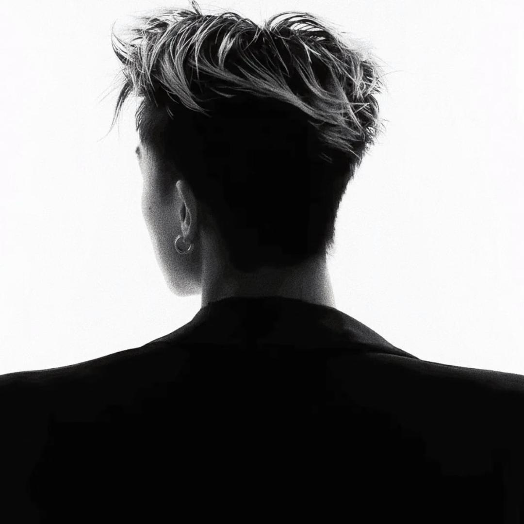 𝐒𝐇𝐈𝐍𝐄 杨曜