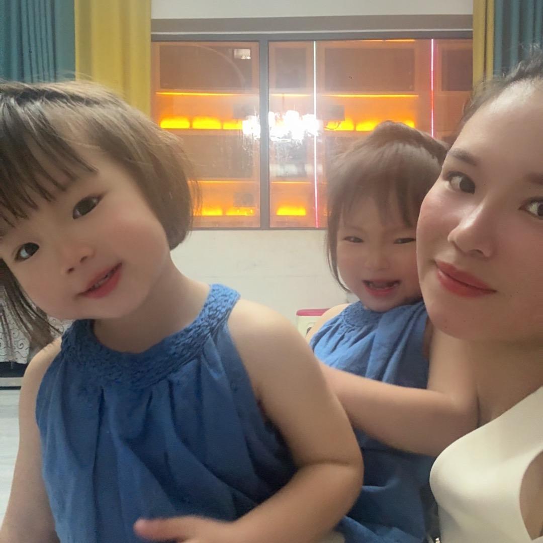 双胞胎女儿的妈妈（林林）