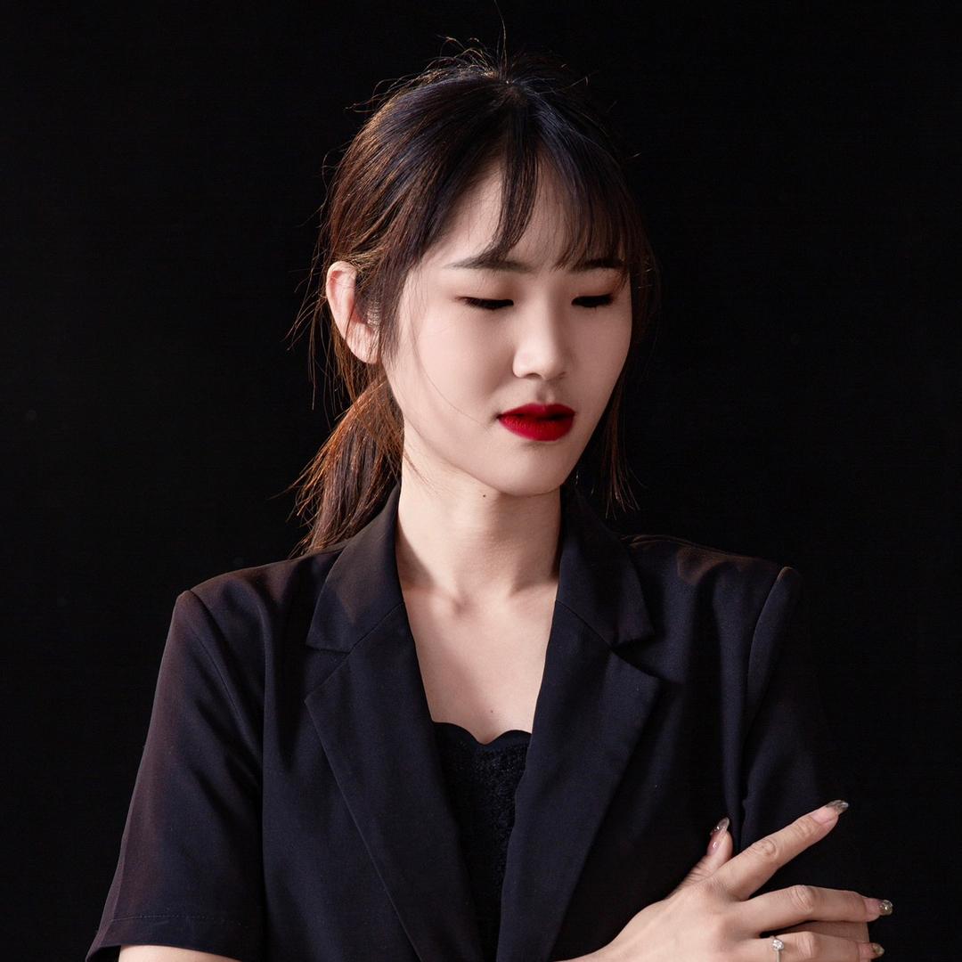 龙摄影主理人化妆师玲玲