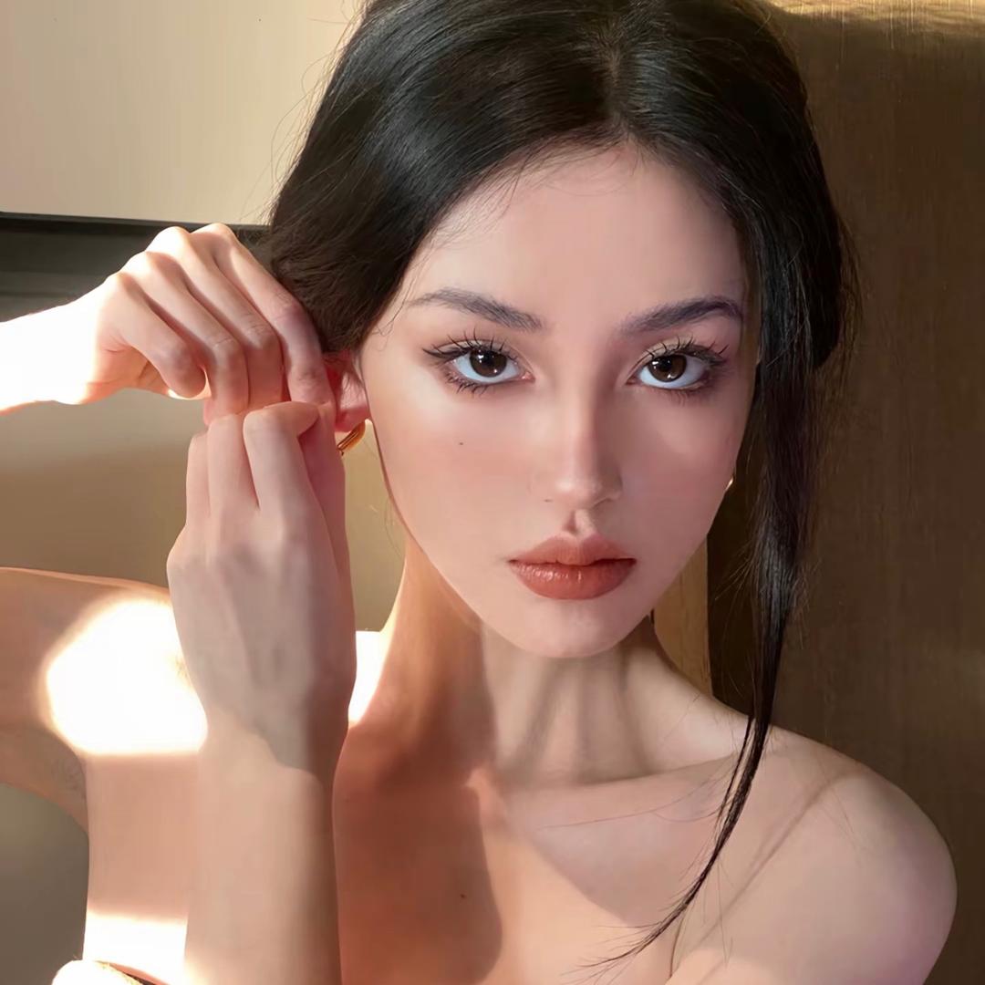 居然在当化妆师