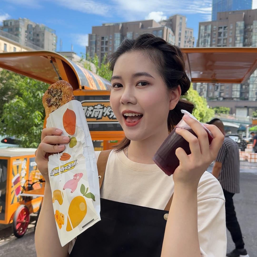 在街边摆摊的佩佩