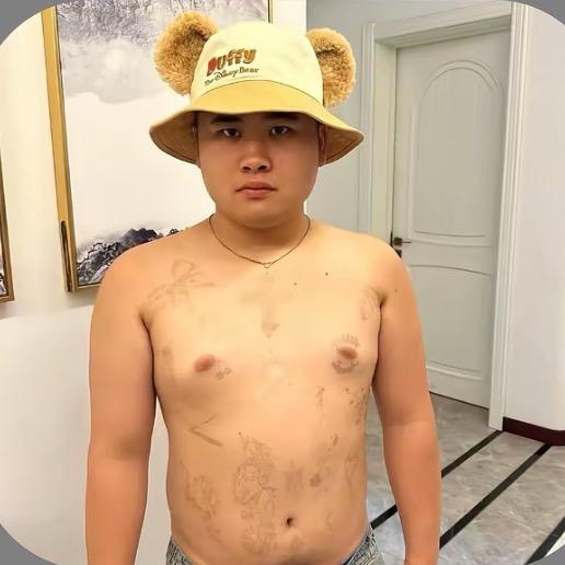 趴在墙头看她吃屎