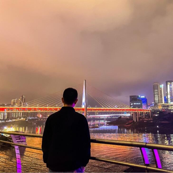 在想什么。