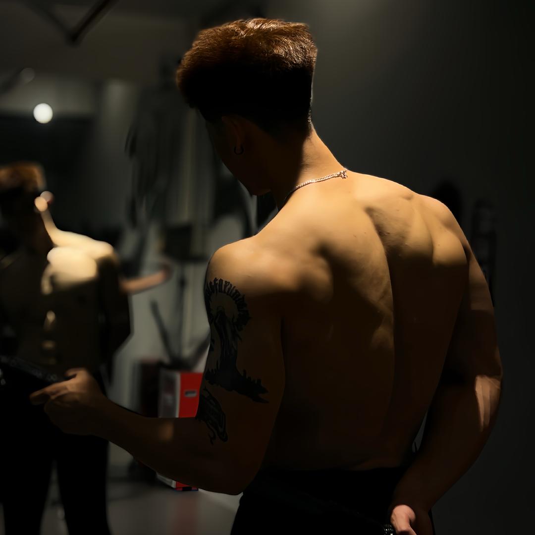 不会健身的小鱼