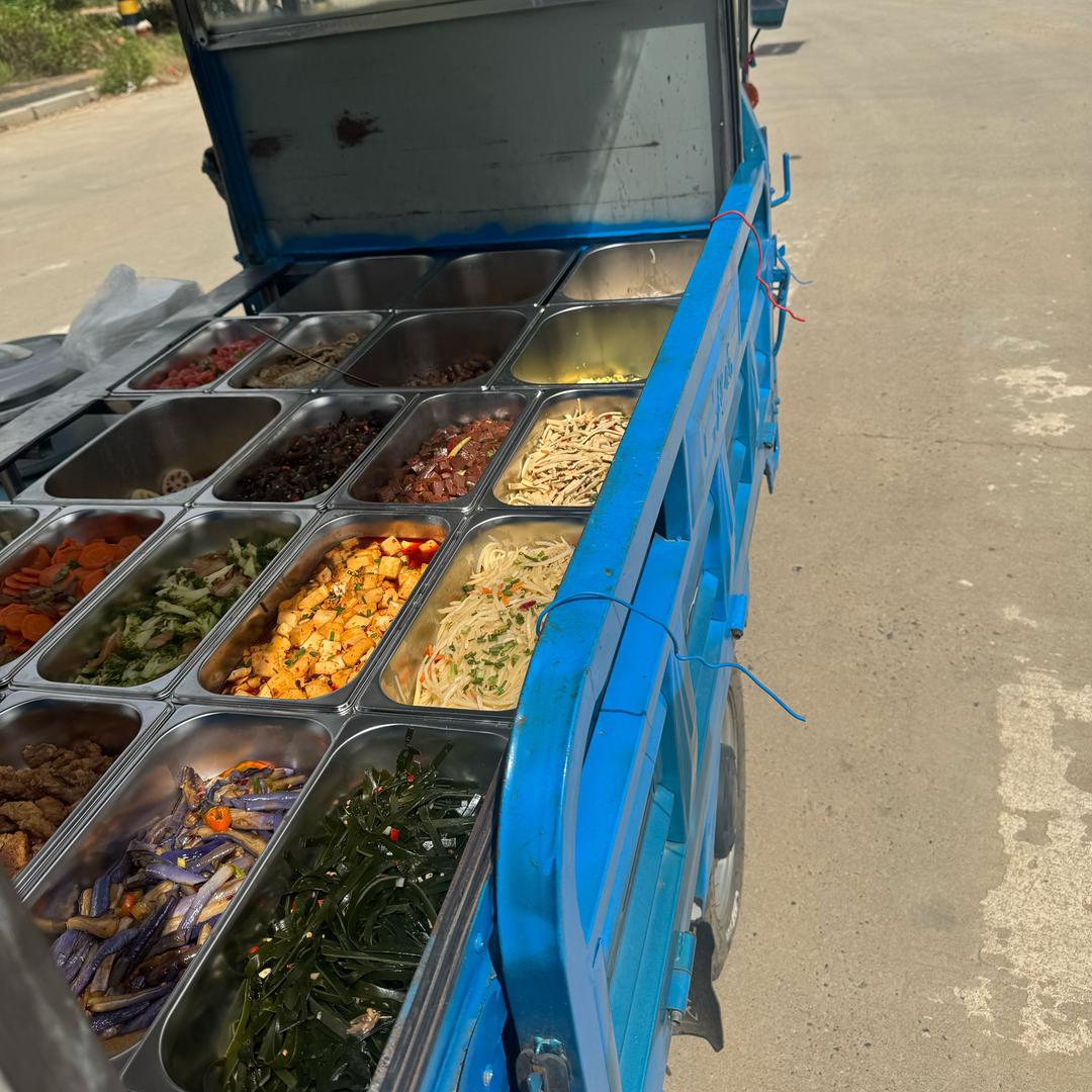 摆摊卖快餐小刘