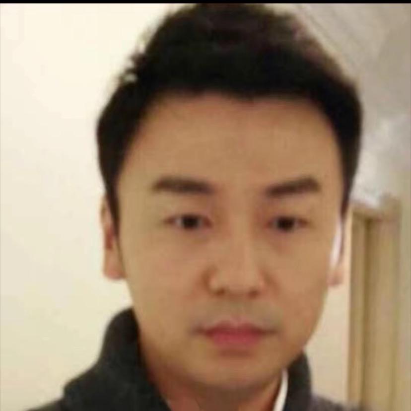 一朵风中摇曳的水仙花