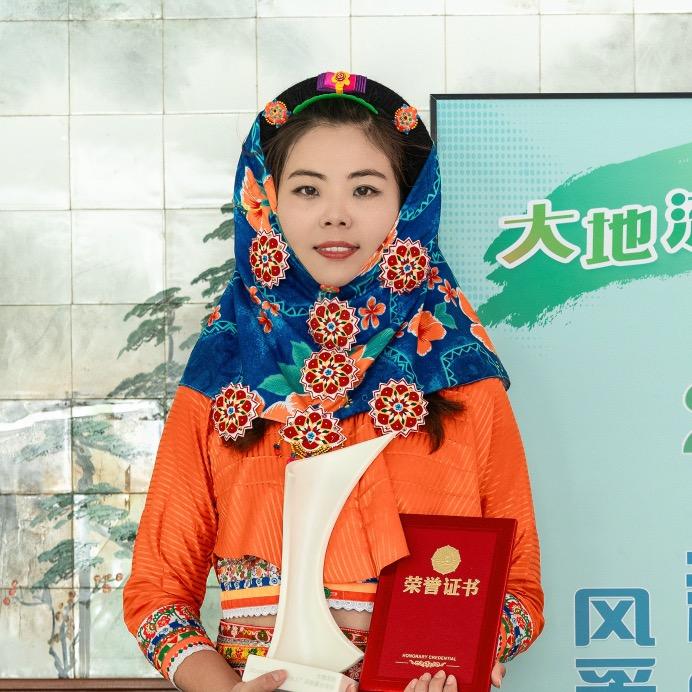 蔡喃喃坐不住