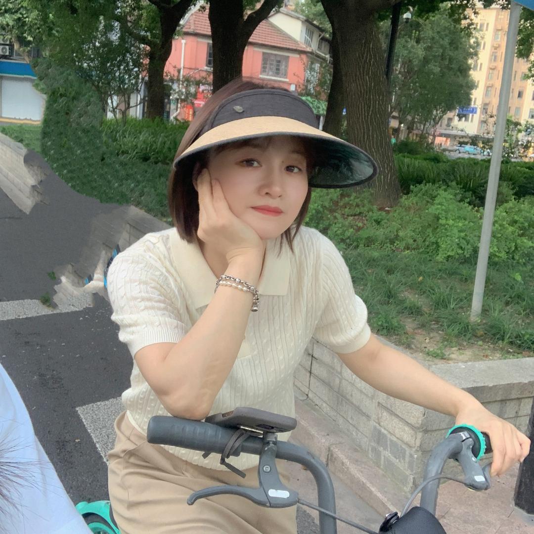 奉新县潔轻奢服装买手咖啡店