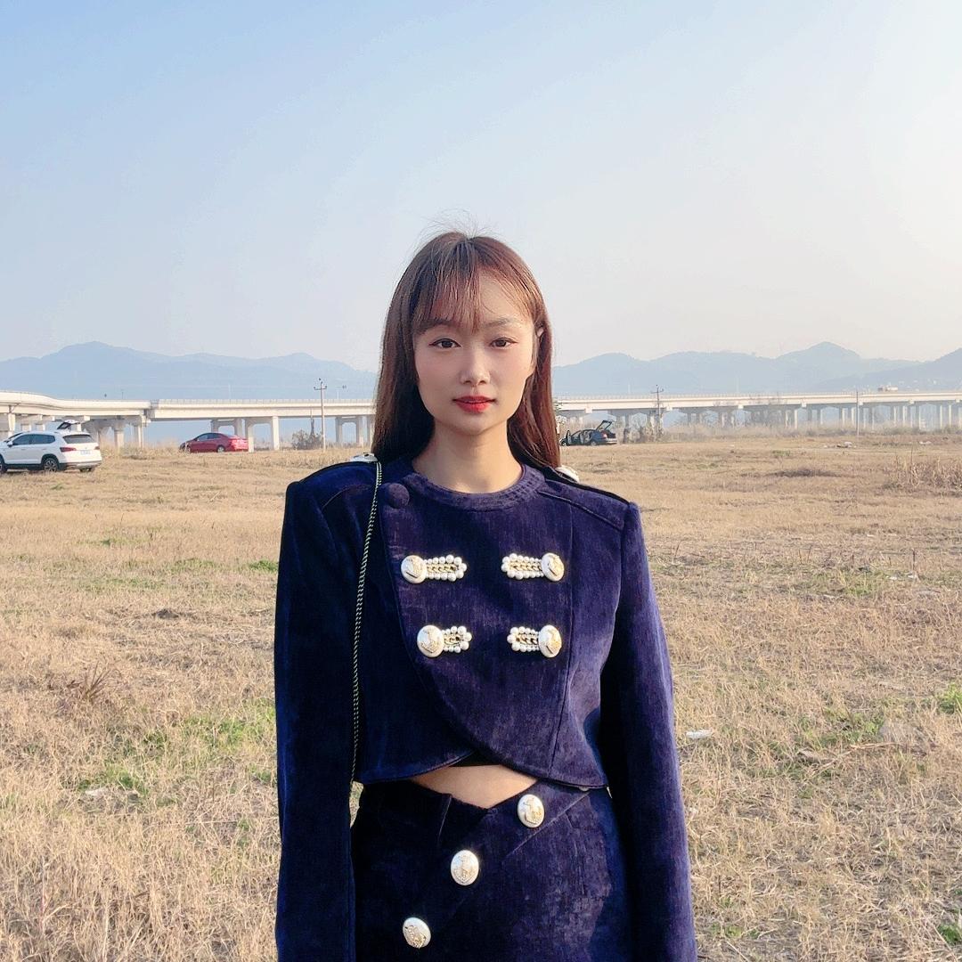 阆中鲜美妮女装/她否买手店
