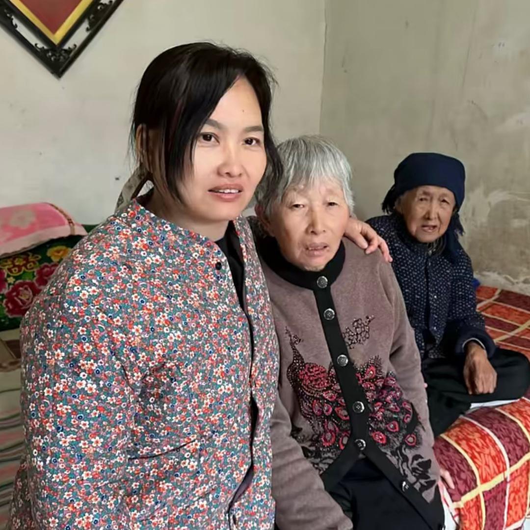 凤姐和百岁奶奶讲故事